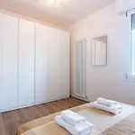 Guesthost - Chic Flat Near Center *
