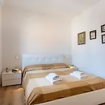 Guesthost - Chic Flat Near Center
