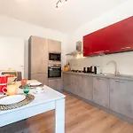 Daire Guesthost - Chic Flat Near Center Parma