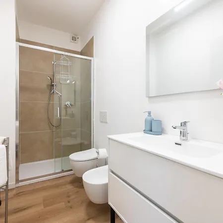 Chic Flat Near Center Πάρμα