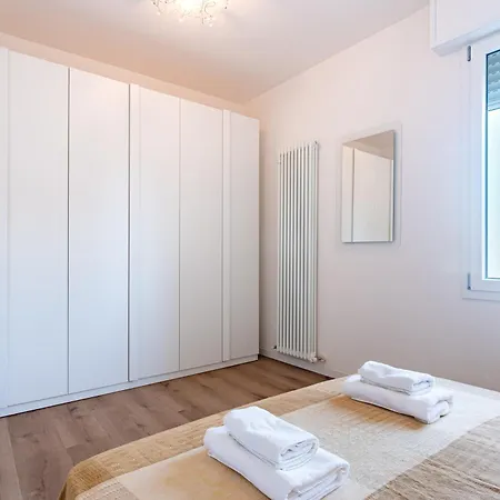 Chic Flat Near Center *