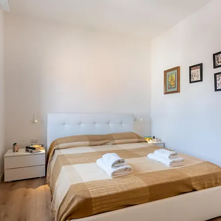 Chic Flat Near Center