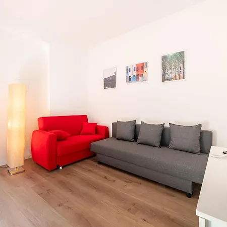 Guesthost - Chic Flat Near Center شقة بارما
