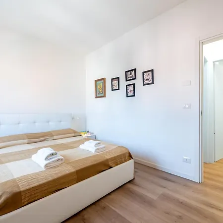 Chic Flat Near Center 파르마