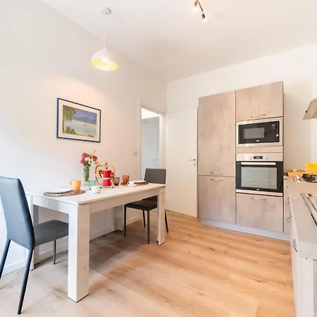 Chic Flat Near Center