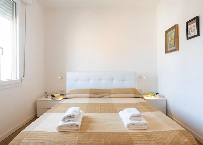 Guesthost - Chic Flat Near Center شقة