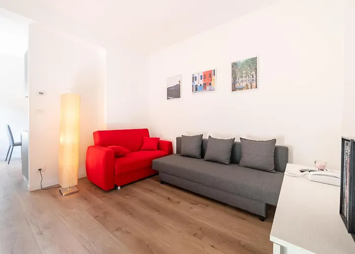 Guesthost - Chic Flat Near Center شقة بارما
