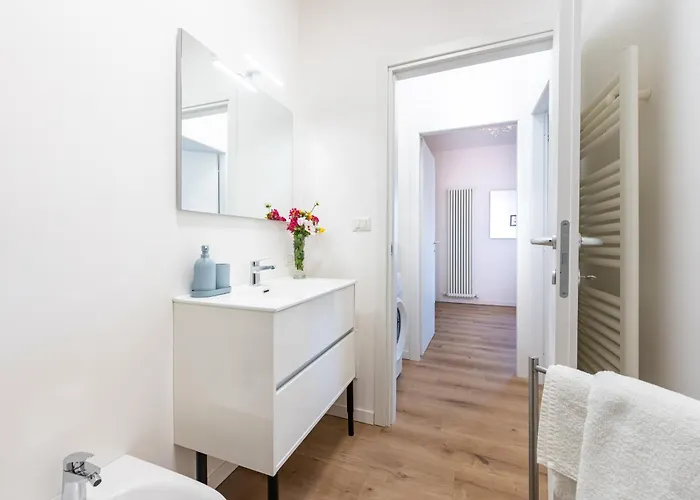 Guesthost - Chic Flat Near Center شقة بارما
